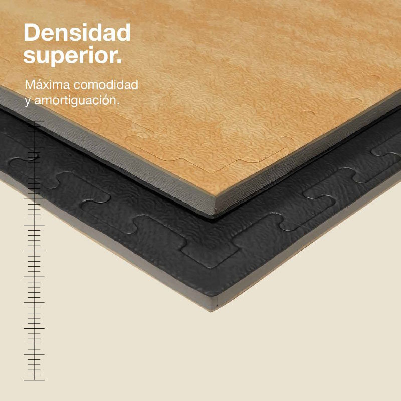 Tapete de rompecabezas con veta de madera y base negra.