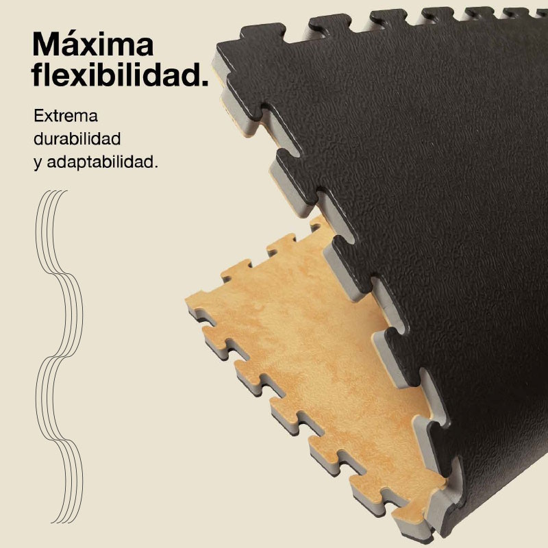 Dos tapetes de espuma entrelazados, uno negro texturizado, uno jaspeado beige, mostrando flexibilidad.