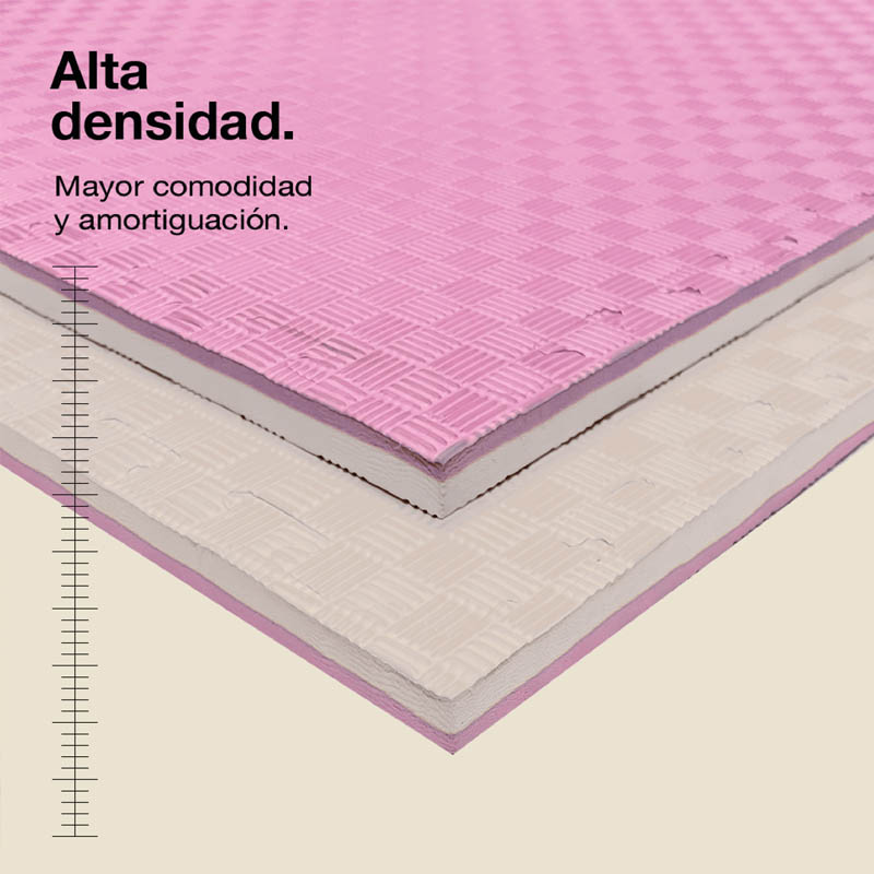 Alfombrillas de espuma rosa y crema con patrón de diamantes, apiladas. Texto: Alta densidad.