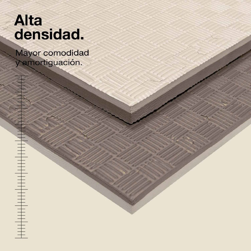 Dos alfombras entrelazadas con superficie estampada, una clara y otra oscura.