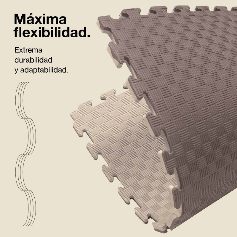 Dos alfombrillas entrelazadas beige y marrones con patrón de rombos sobre fondo beige.