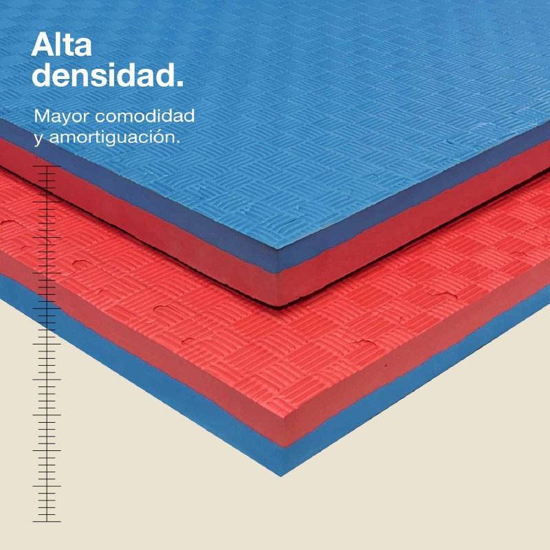 Esterillas de tatami azules y rojas con textura y capas.