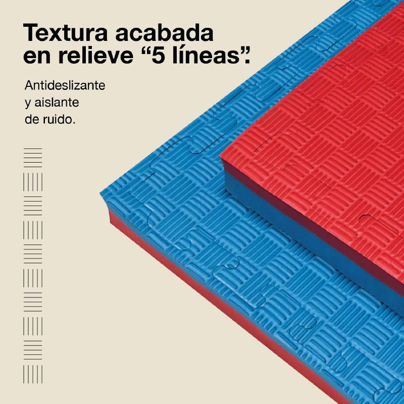 Esterillas de tatami azules y rojas con patrón de rombos.