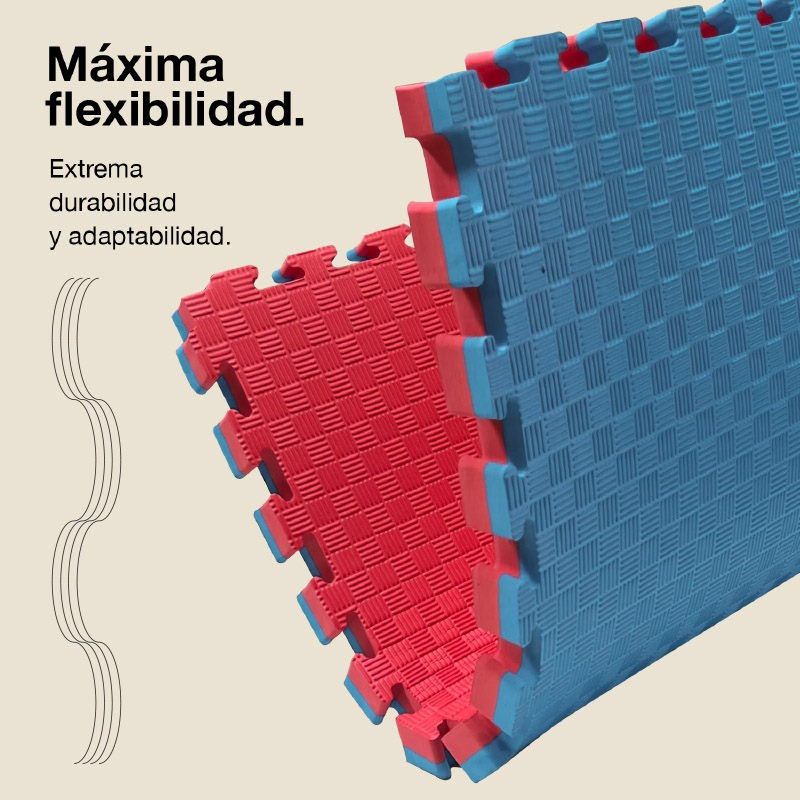 Dos esterillas de espuma entrelazadas, roja y azul, con patrón tejido.
