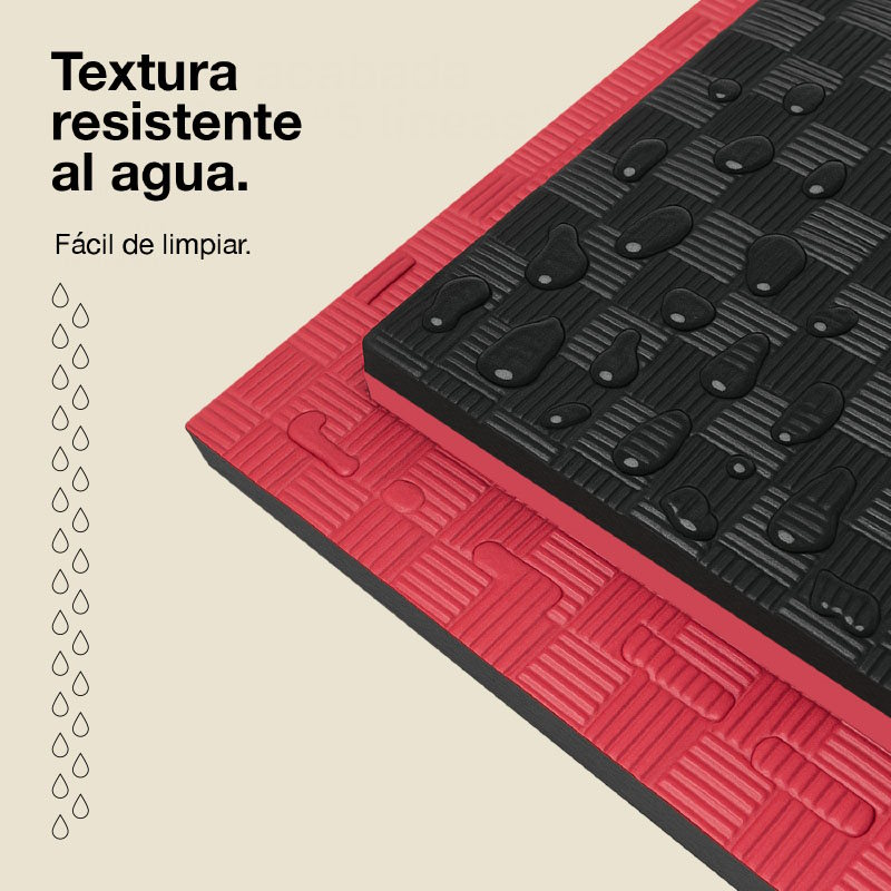 Dos alfombrillas de rompecabezas, roja y negra, con gotas de agua en la alfombrilla negra.