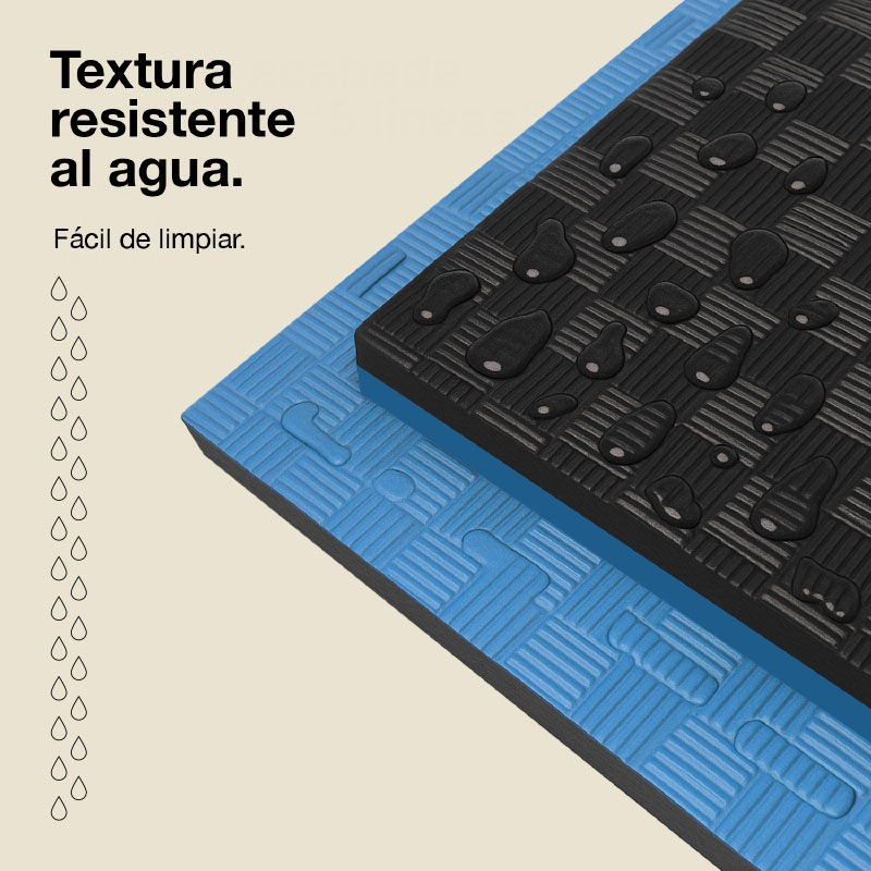 Dos alfombrillas de espuma, azul y negra, con gotas de agua sobre la alfombrilla negra.