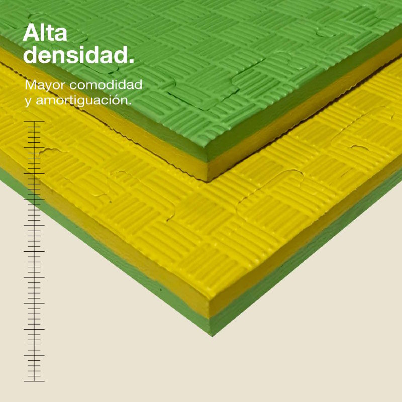 Dos capas de gruesas alfombras de rompecabezas texturizadas verdes y amarillas.