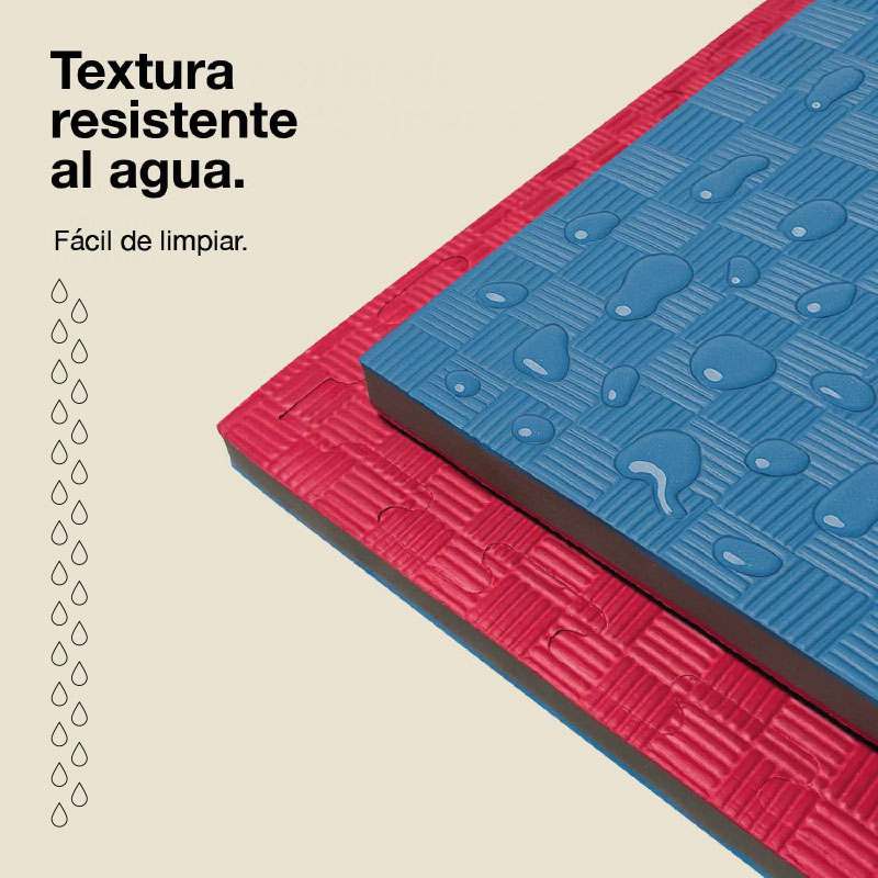 Dos colchonetas tipo puzzle, una azul y otra roja, con gotas de agua en la azul.