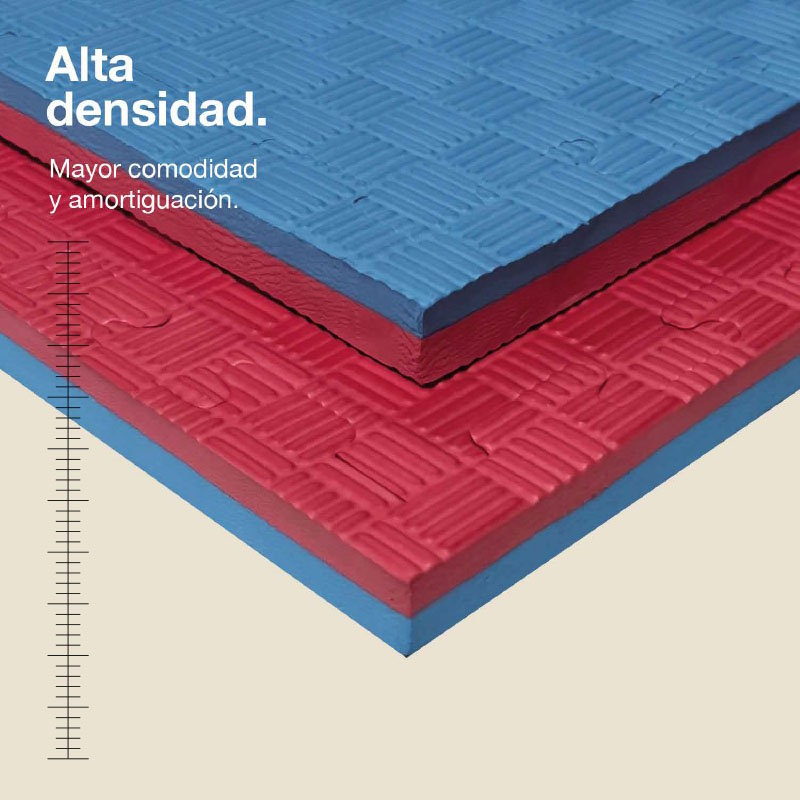 Dos capas de esterillas de tatami azules y rojas con patrón de diamantes.