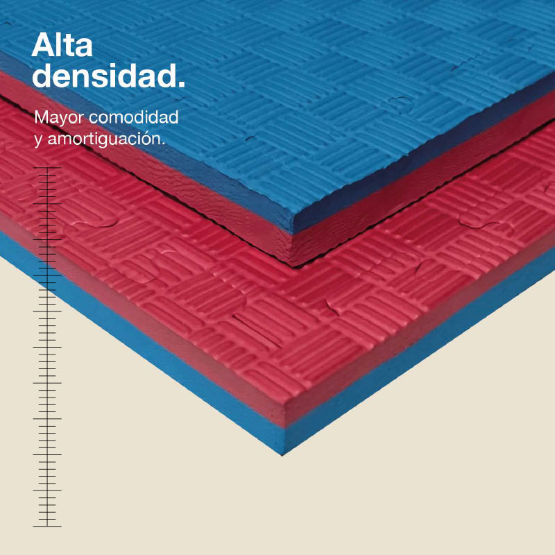 Dos capas de tatami: azul arriba, rojo abajo. Texto en español.