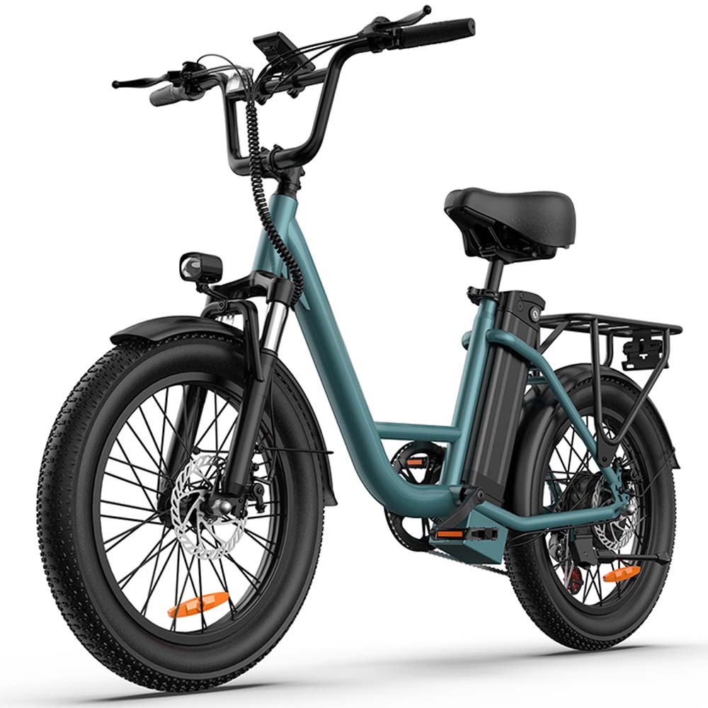 Una bicicleta eléctrica verde azulado con llantas anchas, luz delantera y portaequipajes trasero.
