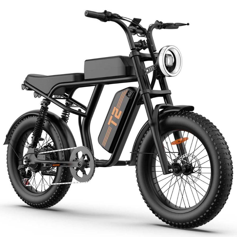 Bicicleta eléctrica negra con neumáticos anchos, faro redondo y batería lateral.