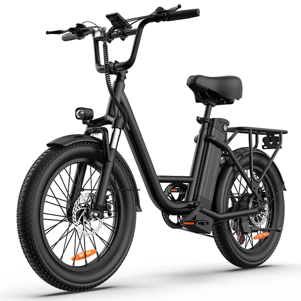 Bicicleta eléctrica negra de llantas anchas con portaequipajes y faro delantero.