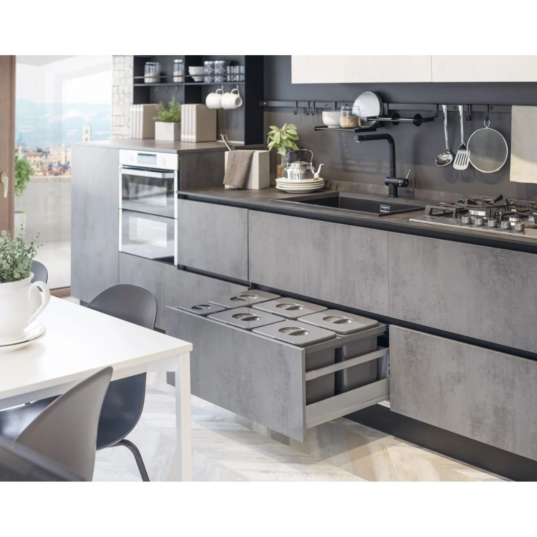 Moderna cucina grigia con cassetto estraibile per pattumiera e zona pranzo.