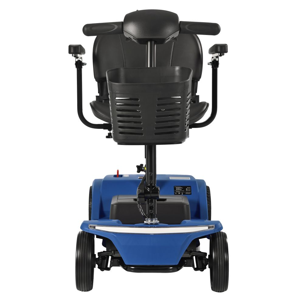 Un scooter de movilidad azul con asiento, reposabrazos y cesta delantera negros.