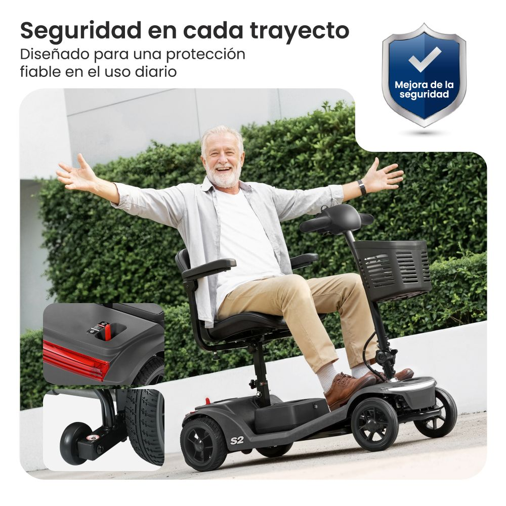 Un hombre mayor conduce un scooter eléctrico negro al aire libre con follaje verde de fondo.