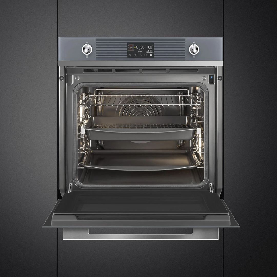 Forno da incasso moderno con porta aperta, controlli digitali e stoviglie.