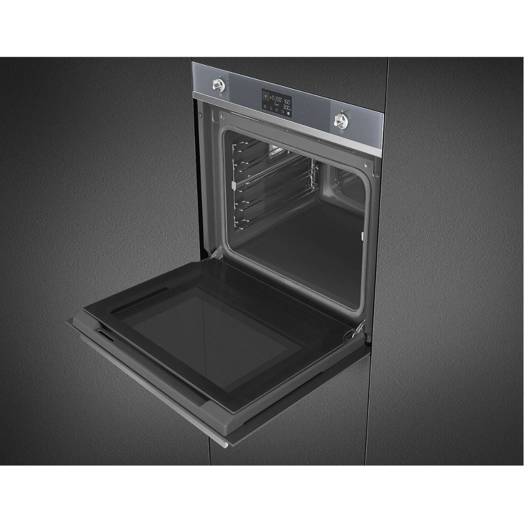 Forno da incasso moderno con porta in vetro aperta, maniglia metallica e display digitale.