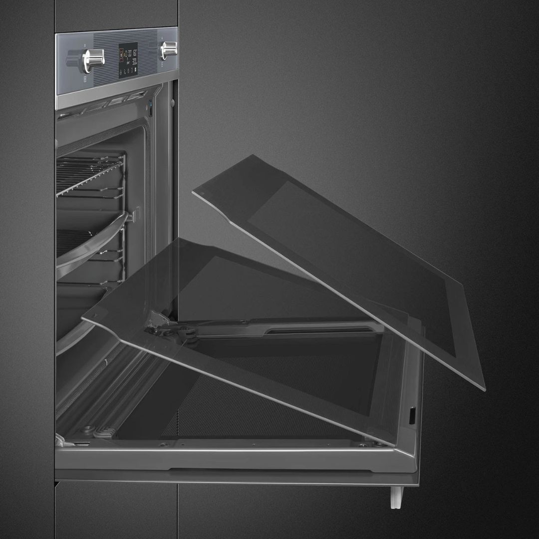 Porta del forno aperta con pannelli in vetro inclinati verso l'alto.