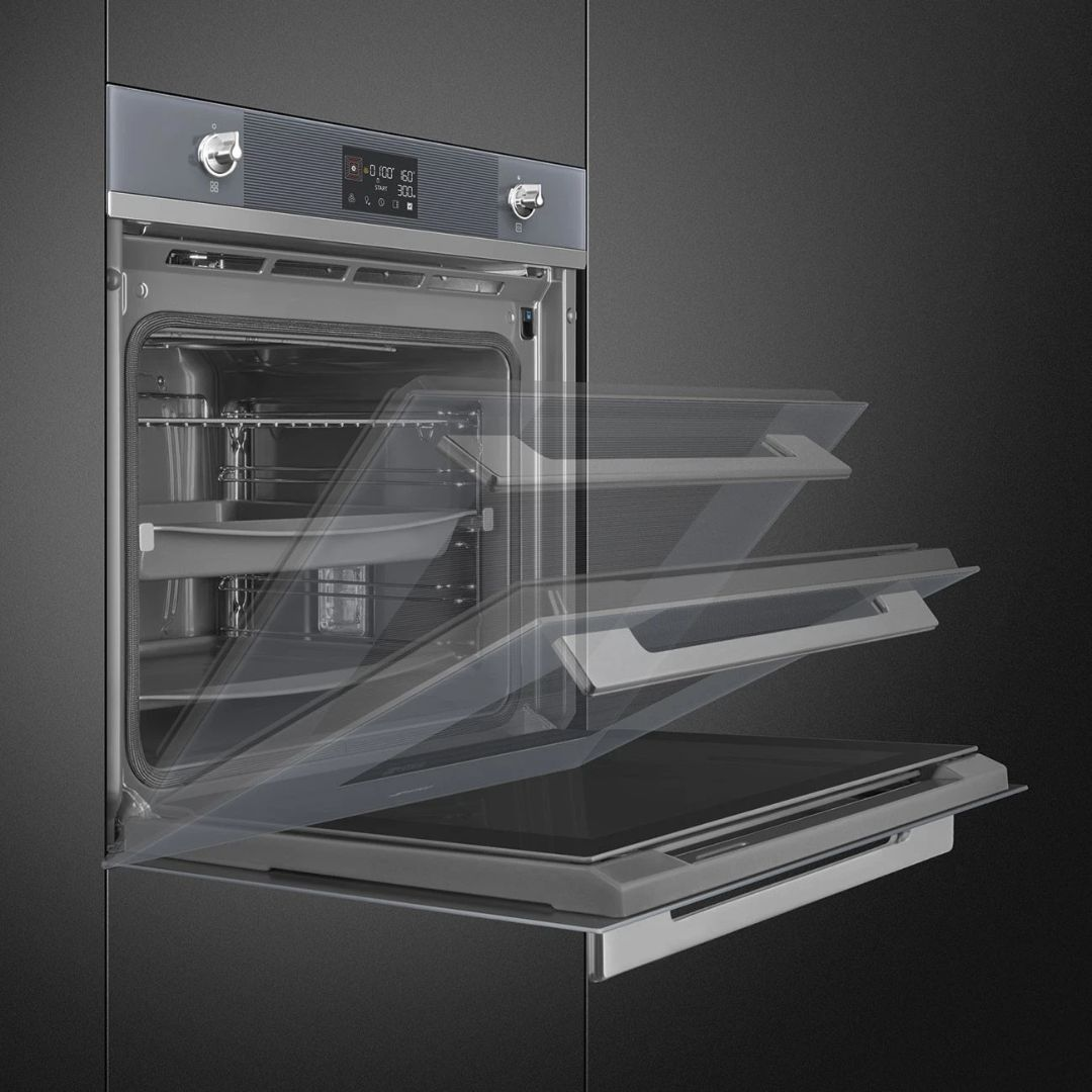 Un forno da incasso moderno con porta aperta, su guide telescopiche.