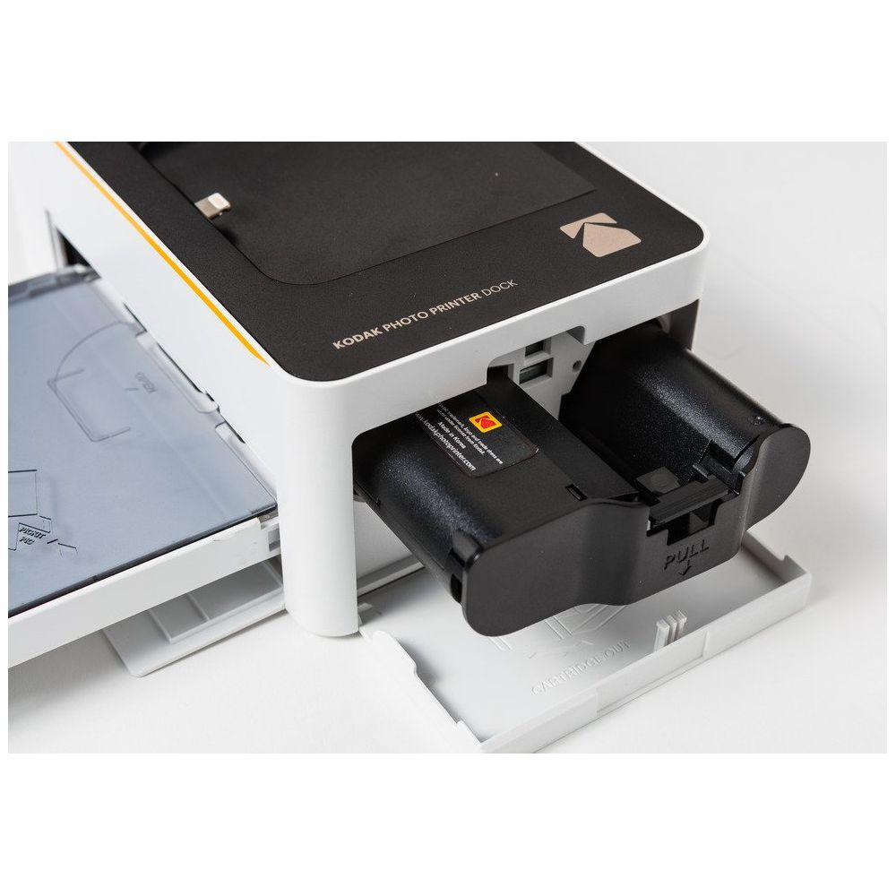 Una dock per stampante fotografica Kodak con due cartucce d'inchiostro nere e un vassoio aperto.