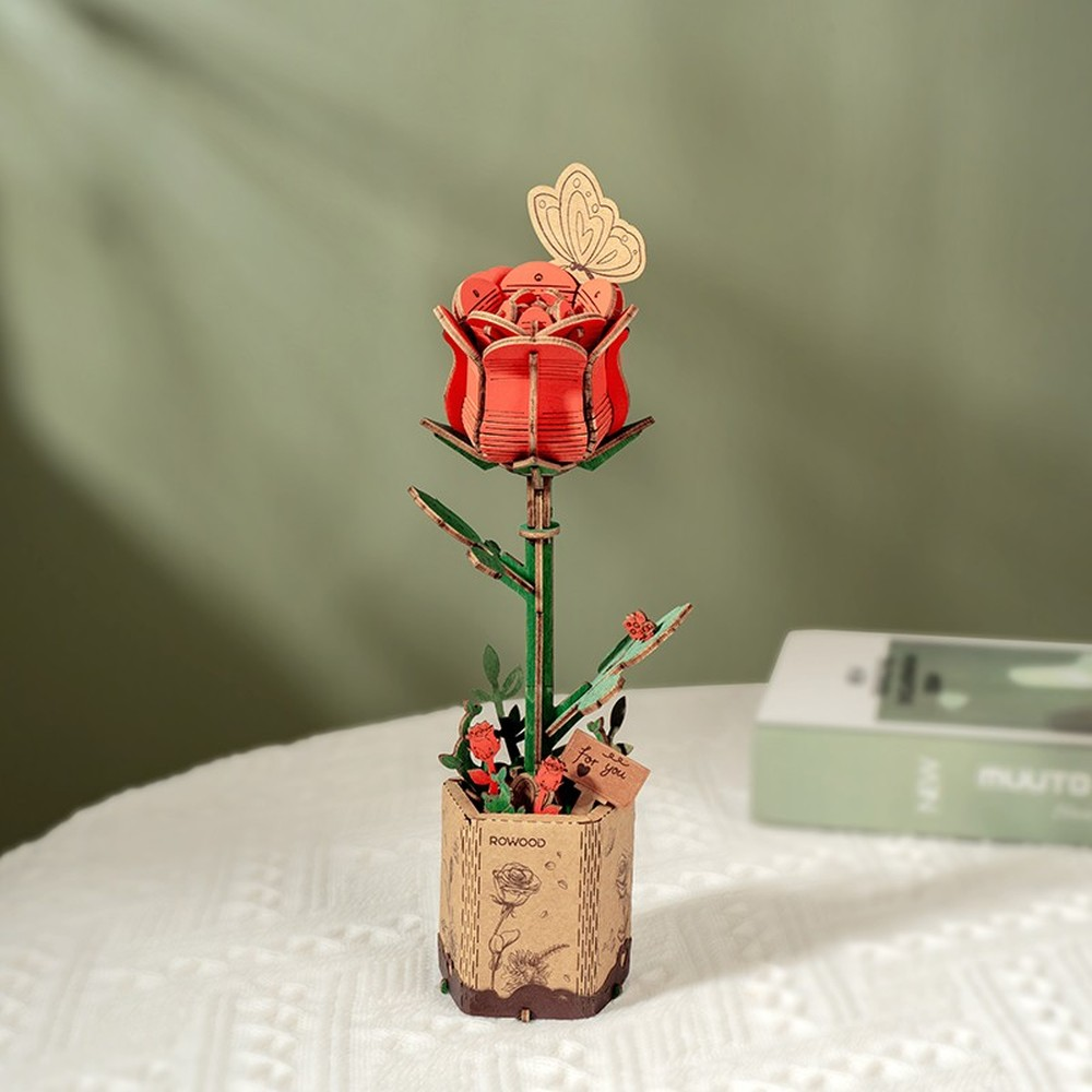 Une rose rouge en mosaïque de bois avec papillon et étiquette 'pour vous'.