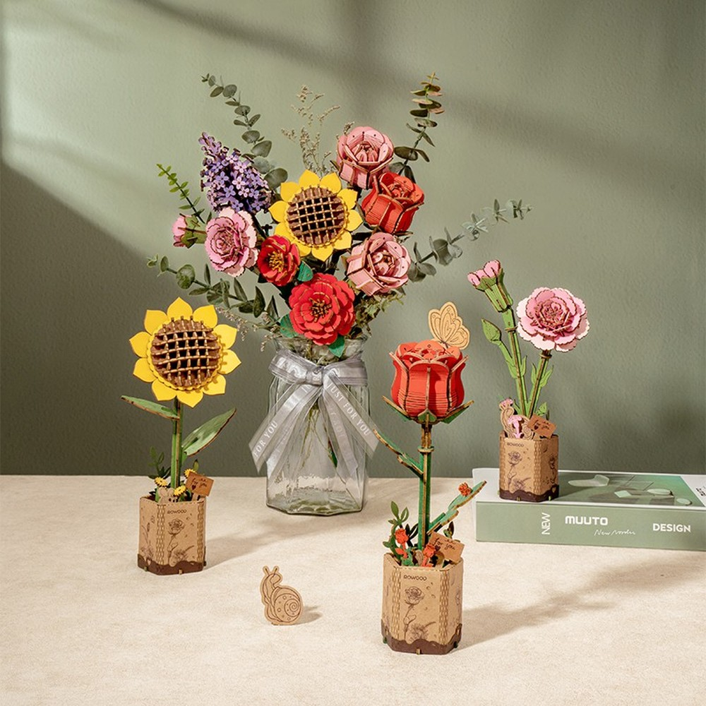 Arrangement de fleurs en bois avec tournesols, roses et papillon.