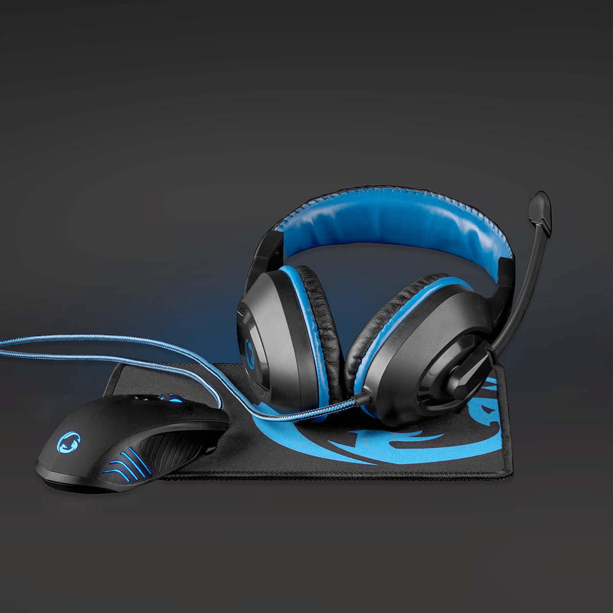 Cuffie da gaming nere con accenti blu e microfono su tappetino per mouse.