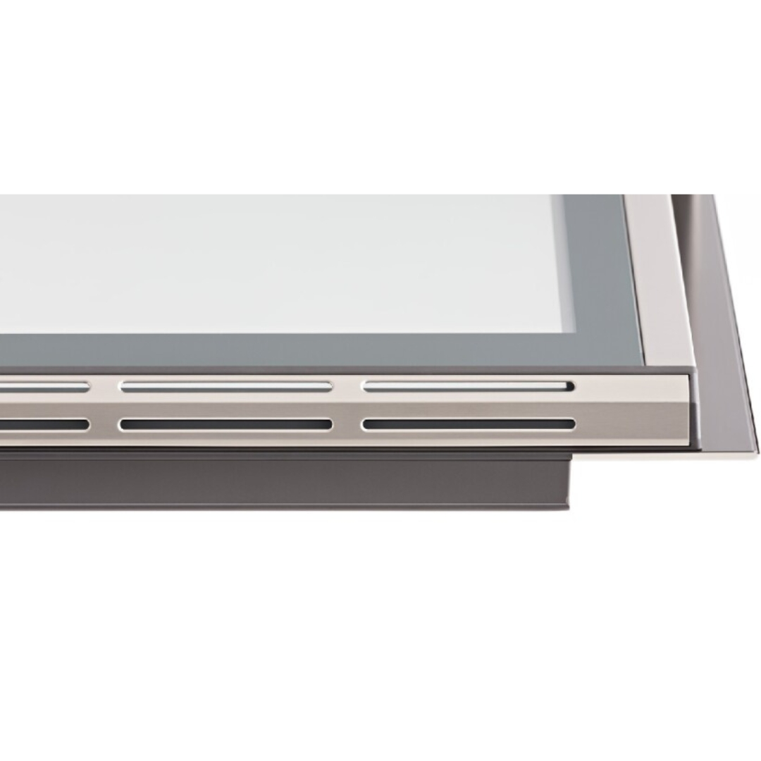 Primo piano di una cornice argentata con fessure di ventilazione e superficie in vetro.
