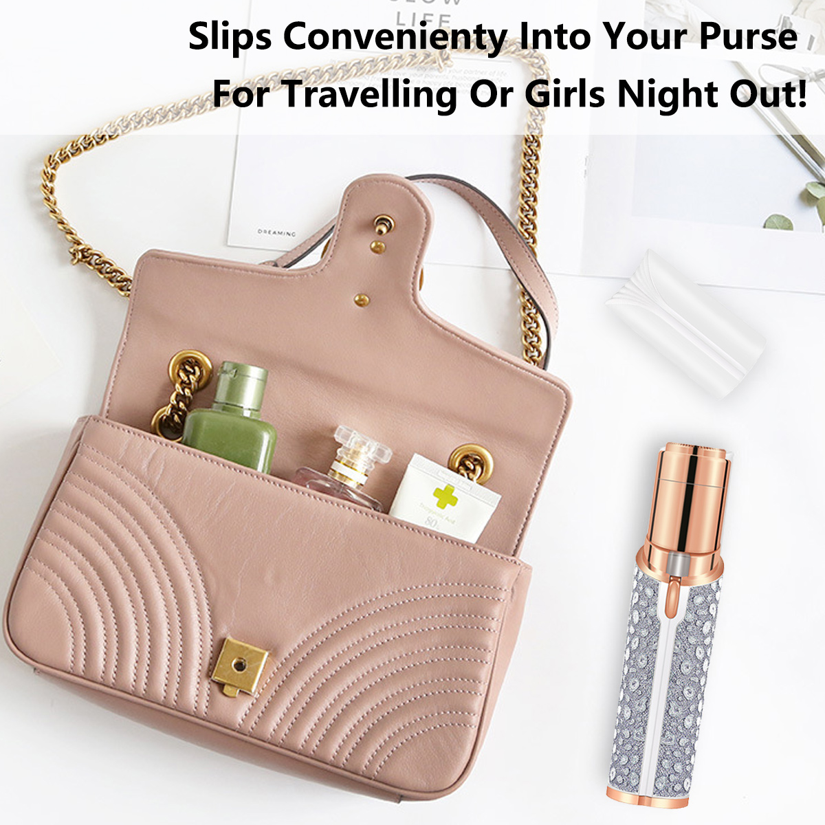 Eine rosafarbene gesteppte Handtasche mit Kette, gefüllt mit Kosmetik. Daneben ein Rasierer.