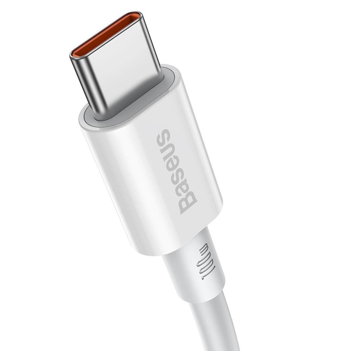 Ein weißes USB-C-Kabel mit orangefarbenem Rand und dem Baseus-Logo.