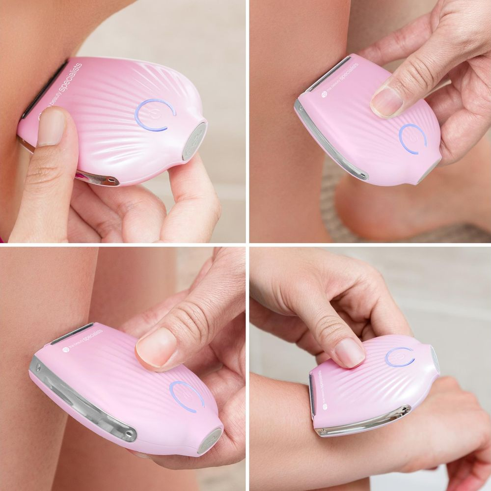 Un epilatore rosa viene utilizzato su diverse parti del corpo.