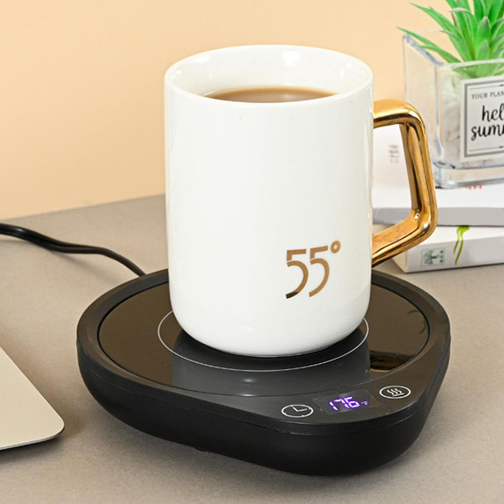 Weiße Tasse mit 55° auf einem schwarzen Becherwärmer mit digitaler Anzeige.