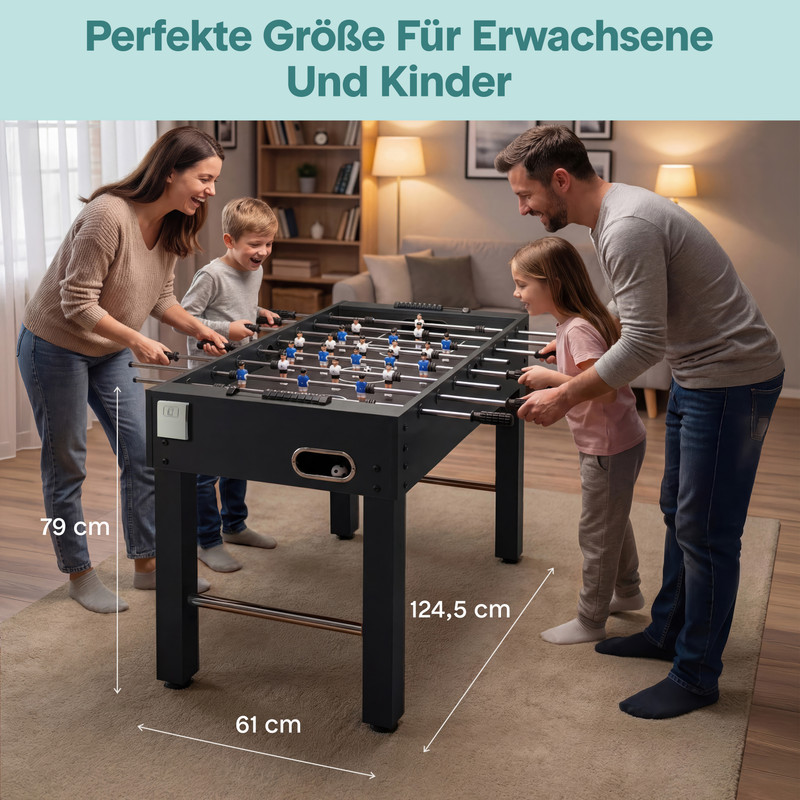 Familie spielt Tischfußball in einem Wohnzimmer. Maße sind angegeben.
