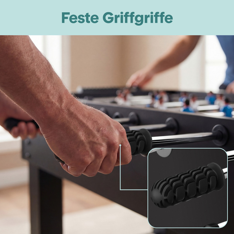Hände greifen feste Tischgriffe an einem Kicker.