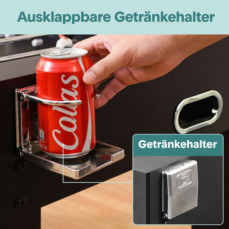 Eine Hand platziert eine rote Cola-Dose in einem ausklappbaren Getränkehalter aus Metall.