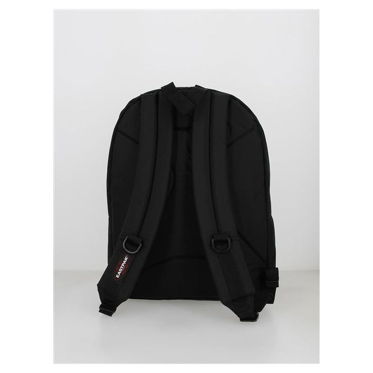 Rückansicht eines schwarzen Eastpak-Rucksacks mit gepolsterten Trägern und D-Ringen.