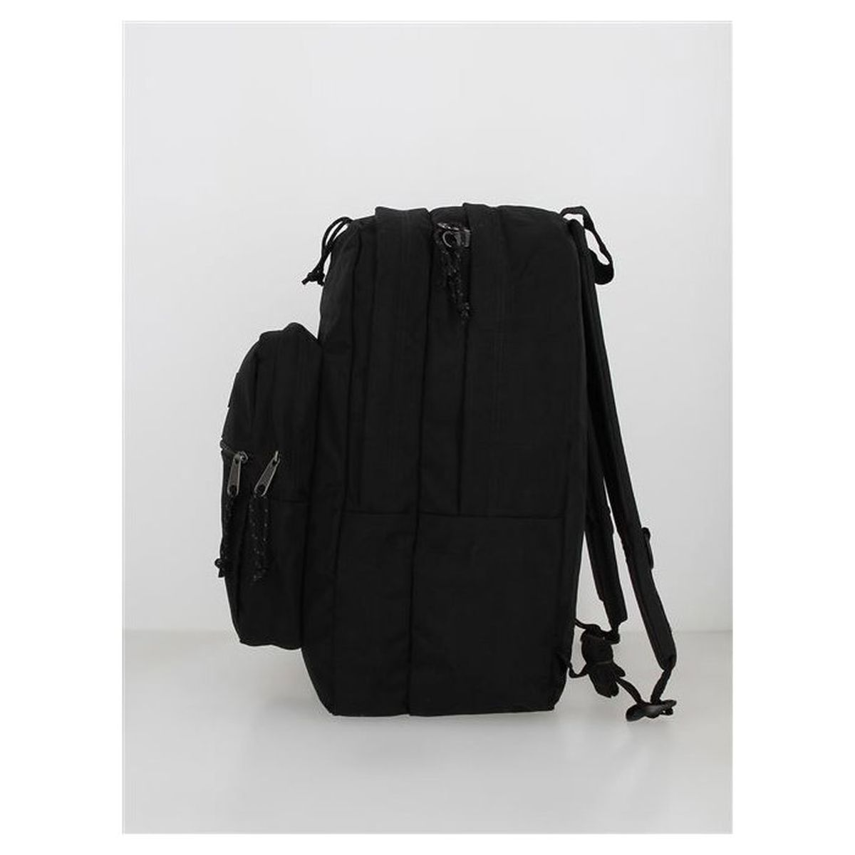 Schwarzer Rucksack mit mehreren Fächern und Reißverschlüssen, seitlich abgebildet.