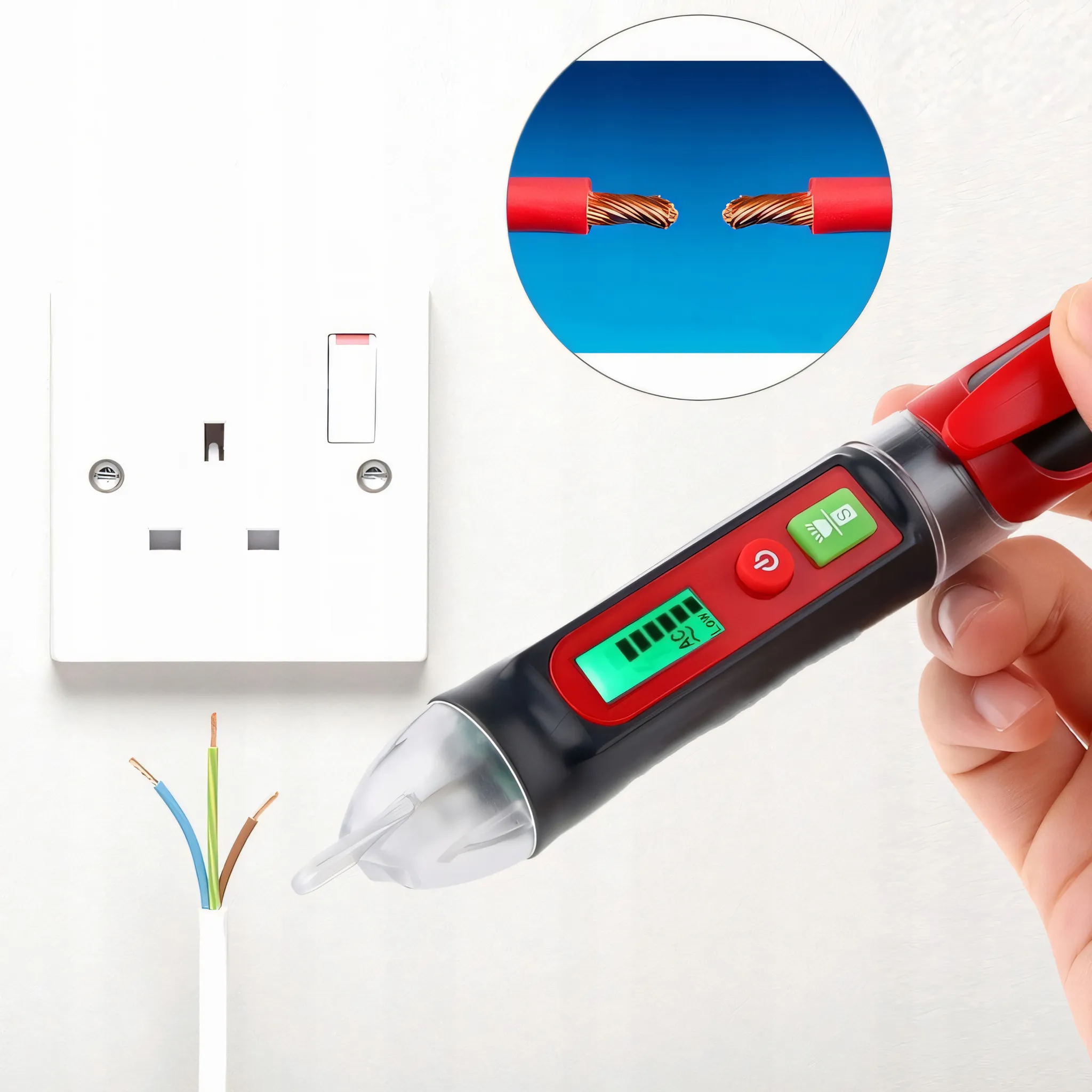 Ein Mann prüft ein Stromkabel mit einem Spannungsprüfer neben einer Steckdose.