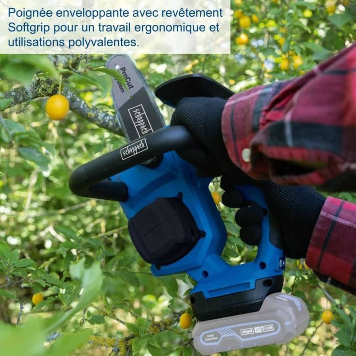 Eine Person mit Handschuhen hält eine blaue Kettensäge mit gelben Früchten im Hintergrund.