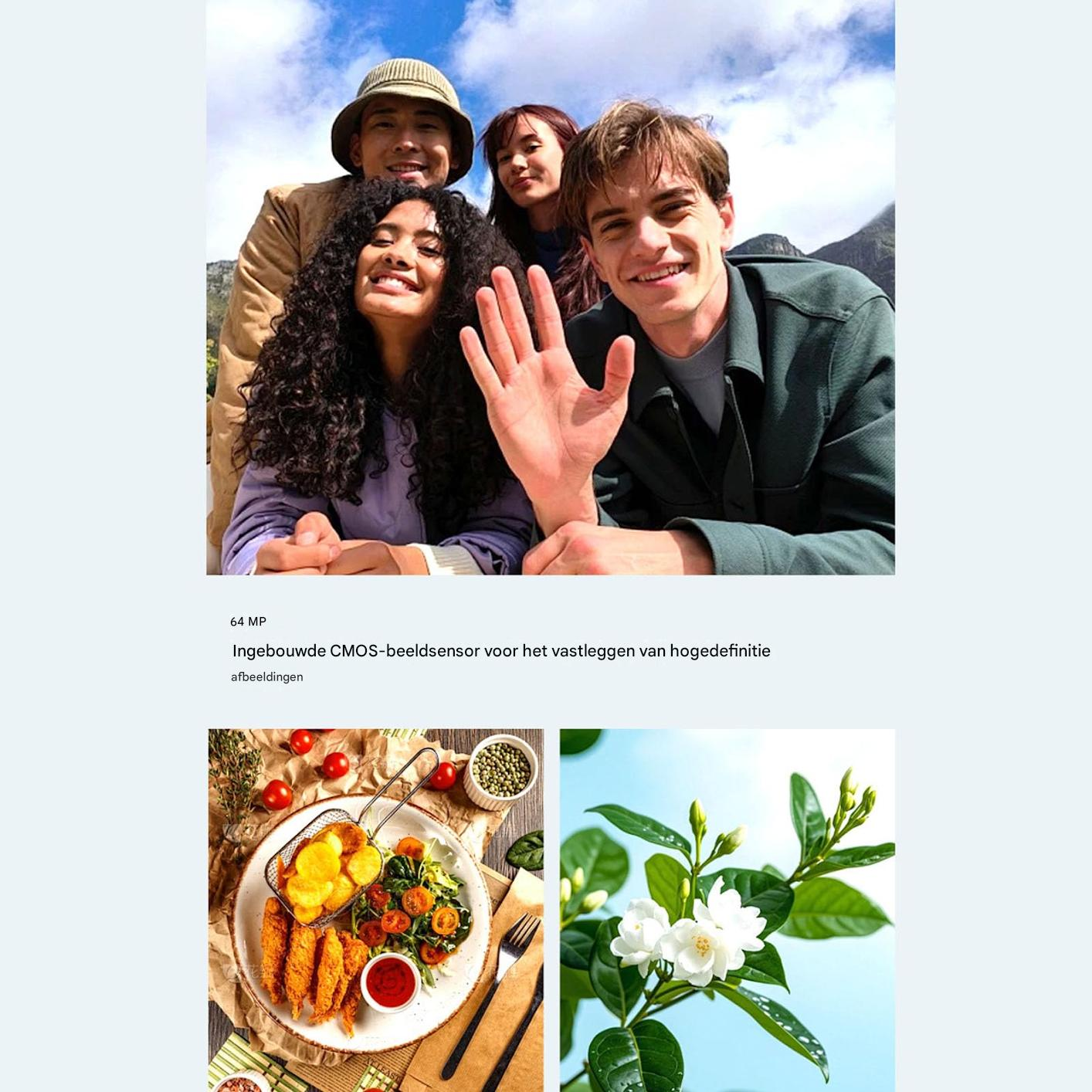 Vier junge Leute machen ein Selfie vor einer Bergkulisse.