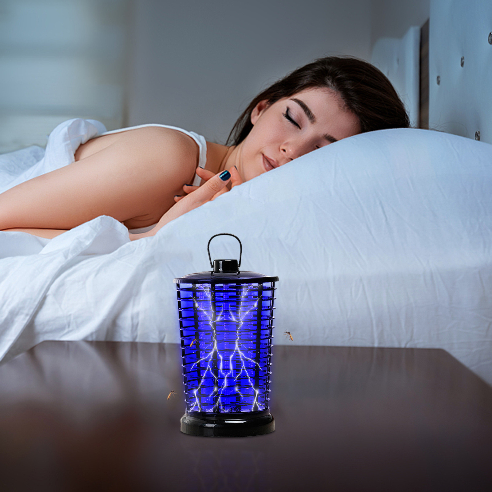 Eine Frau schläft im Bett, neben ihr ein blauer Insektenvernichter mit Blitz.