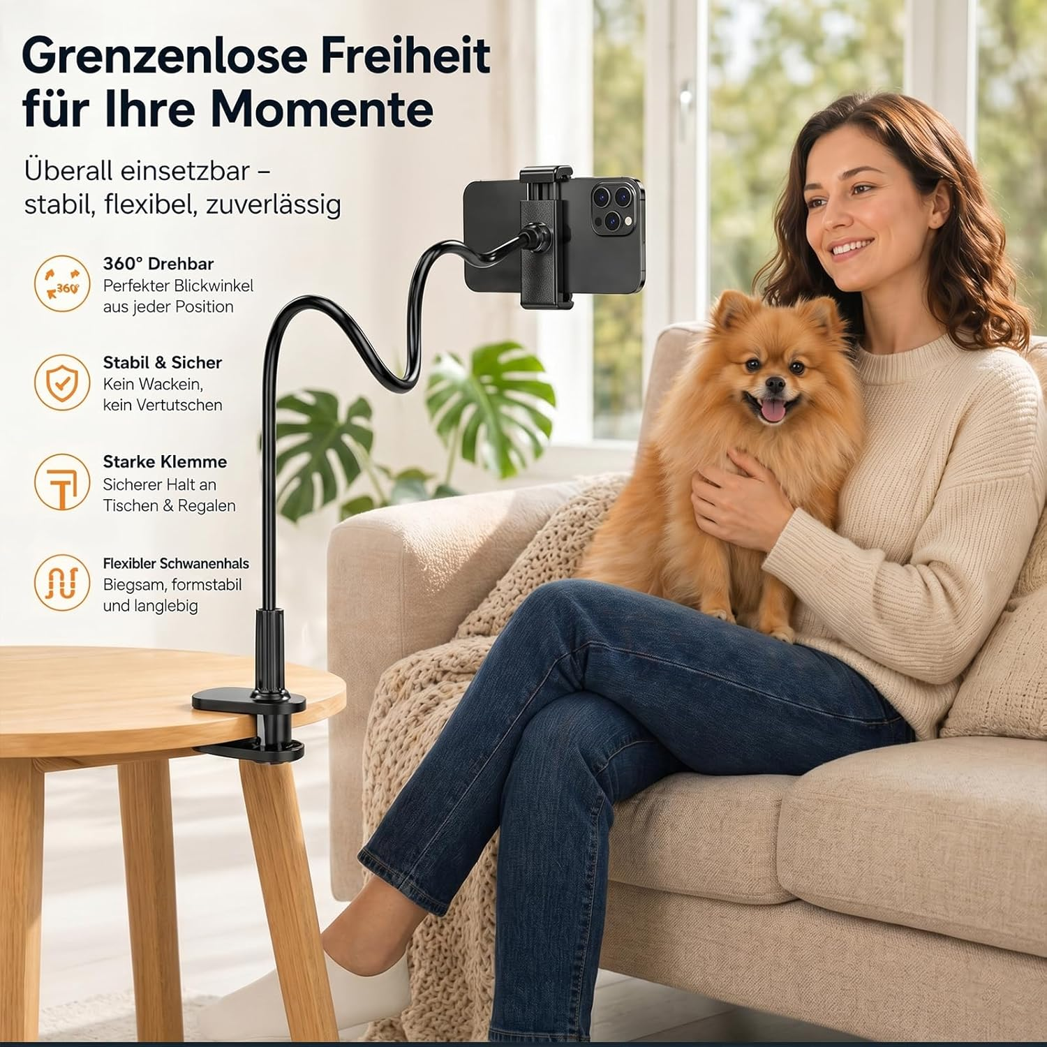 Frau mit Hund auf Sofa, Handyhalterung auf Tisch, Fenster im Hintergrund.
