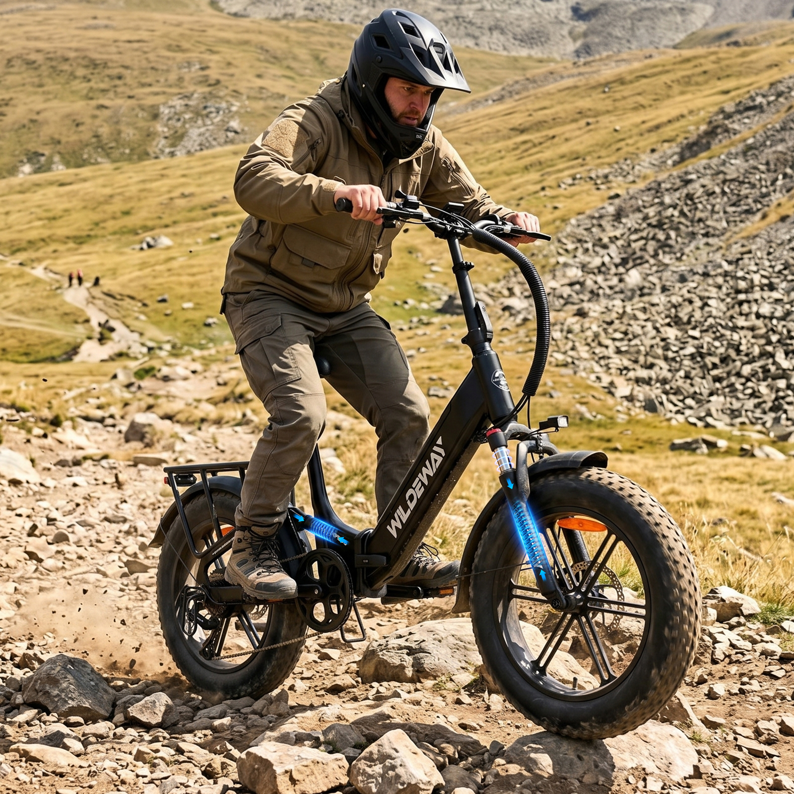 Mann fährt E-Bike auf felsigem Bergpfad, trägt Helm und braune Kleidung.