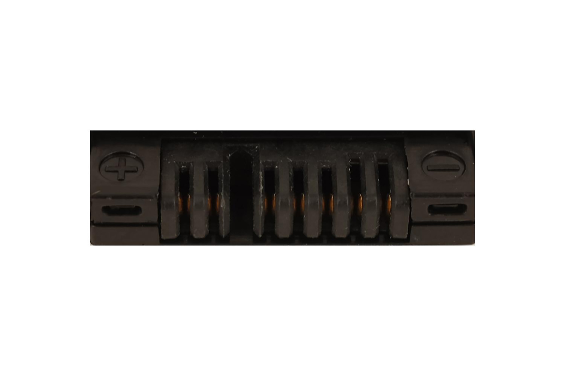 Nahaufnahme eines schwarzen Batterieanschlusses mit Plus- und Minuszeichen.