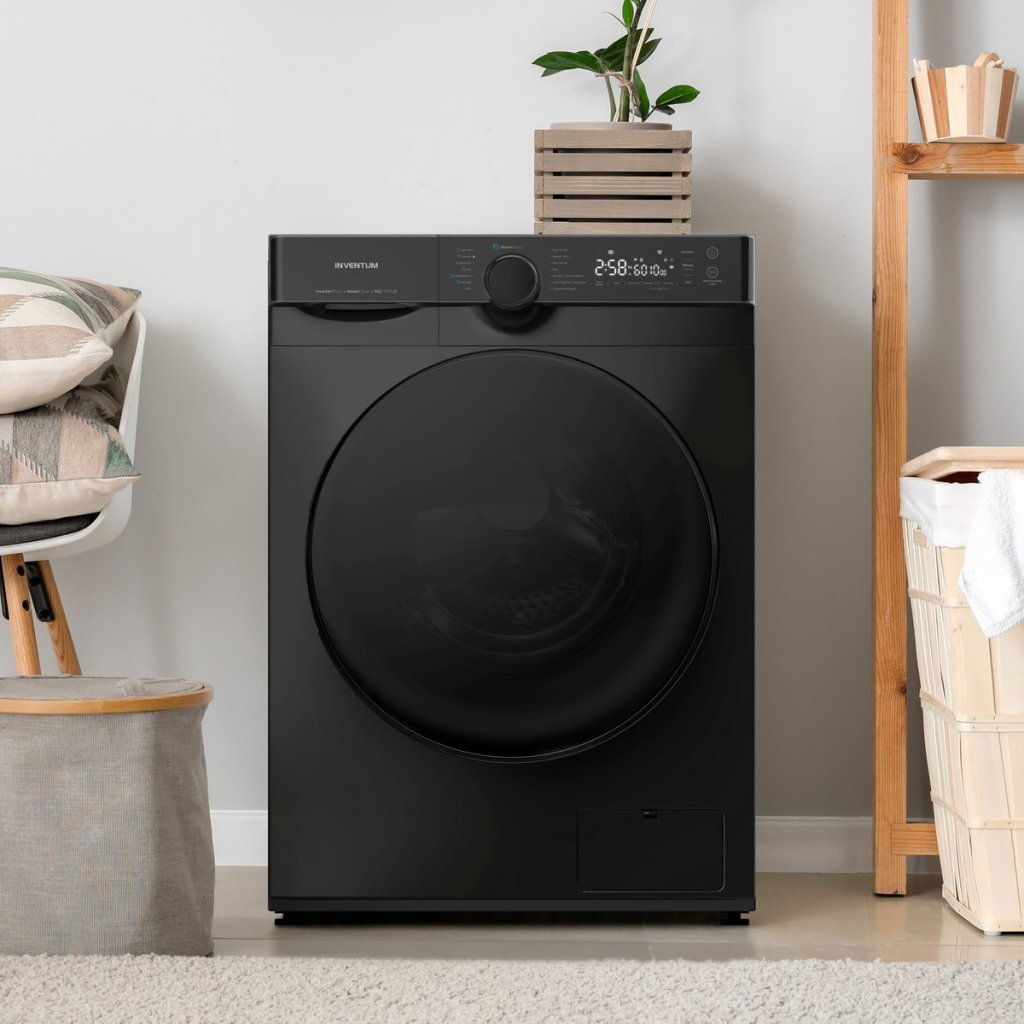 Een moderne zwarte wasmachine met digitaal display staat in een kamer.