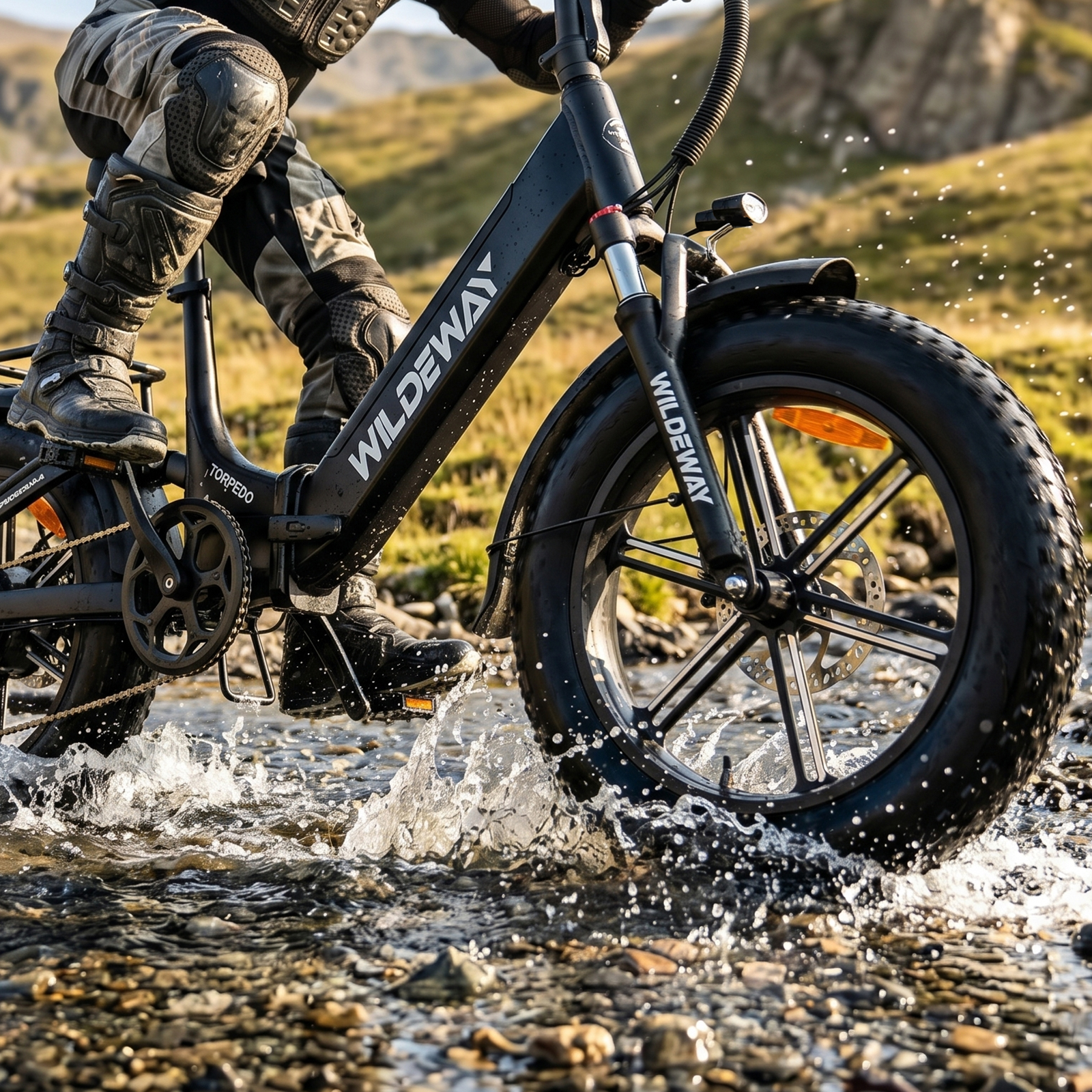 Ein E-Bike fährt durch flaches Wasser. Der Fahrer trägt Schutzkleidung.