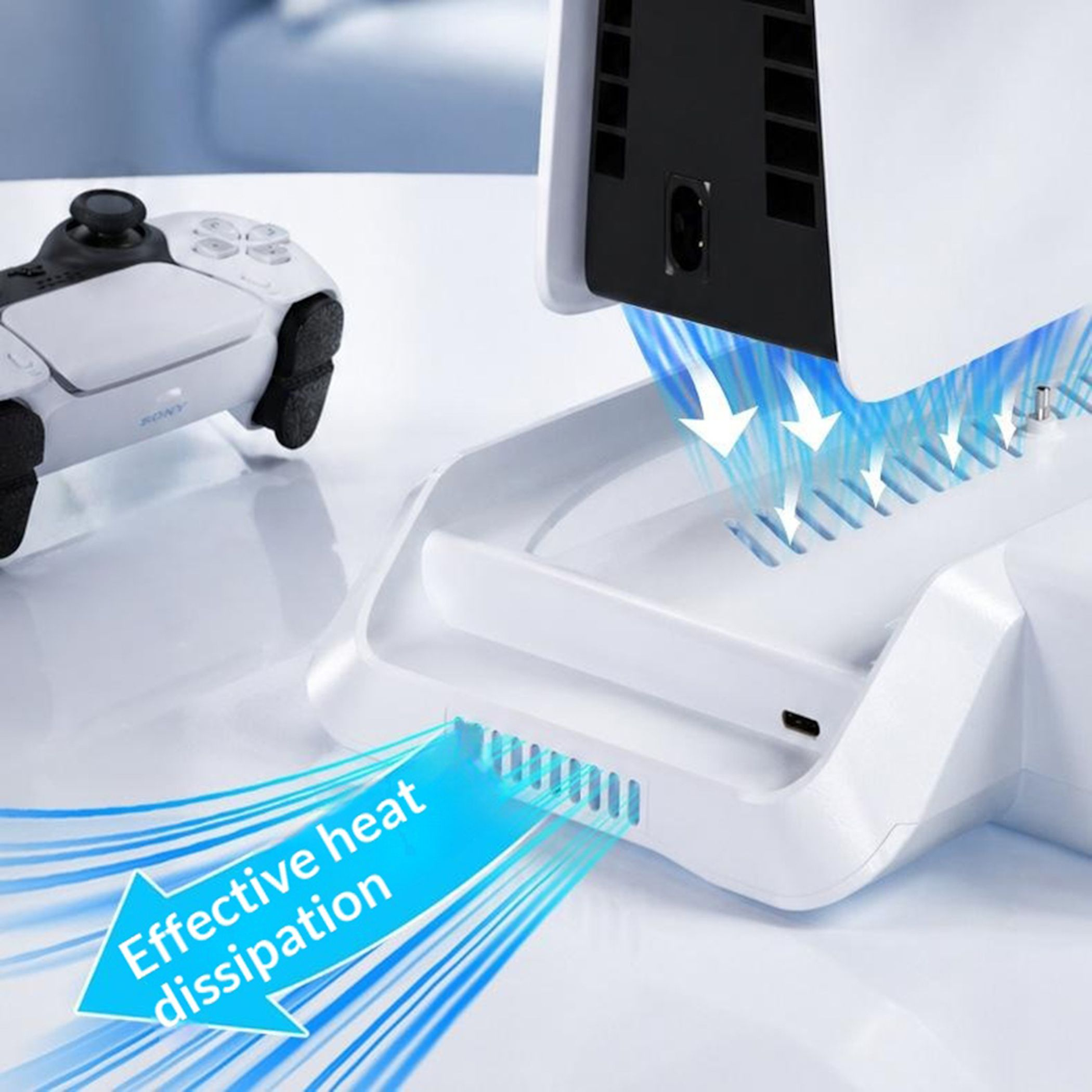 Weiße Konsole mit Lüftern und einem weißen Controller. Blaue Pfeile zeigen Luftstrom an.