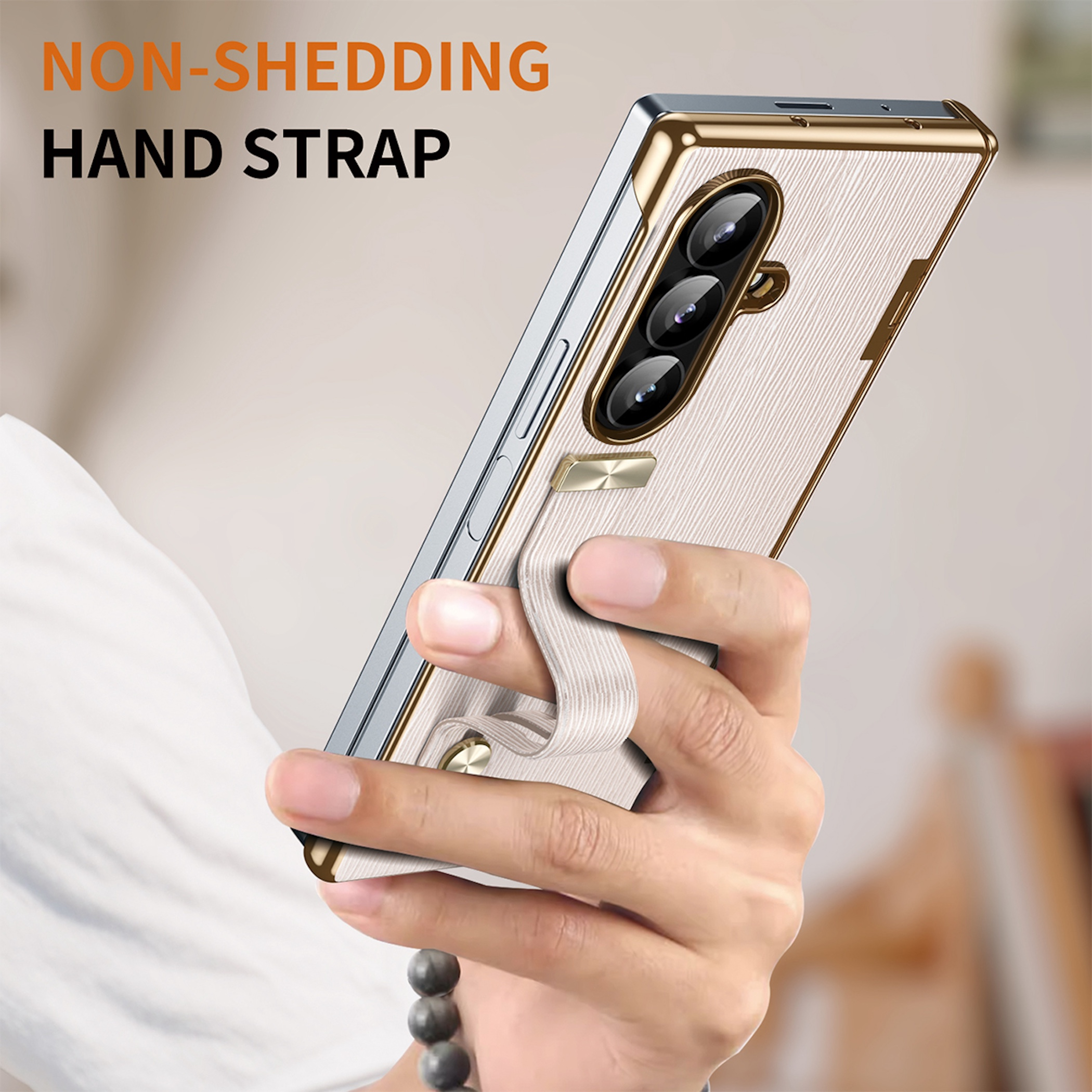 Hand hält ein Smartphone mit einer Kette und einem goldenen Gehäuse.