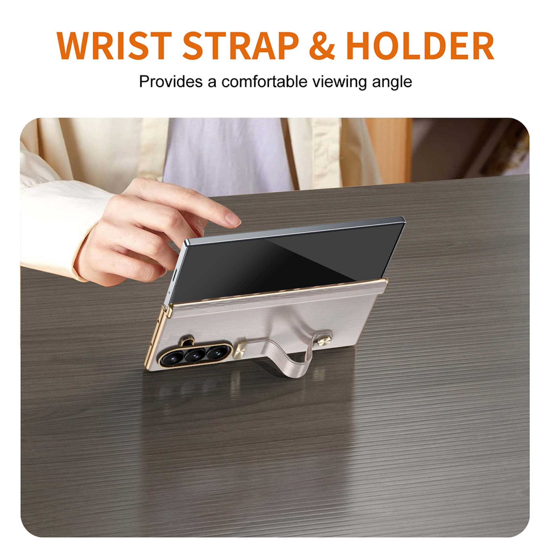 Eine Hand hält ein Smartphone mit Ständer und Riemen auf einem Holztisch.